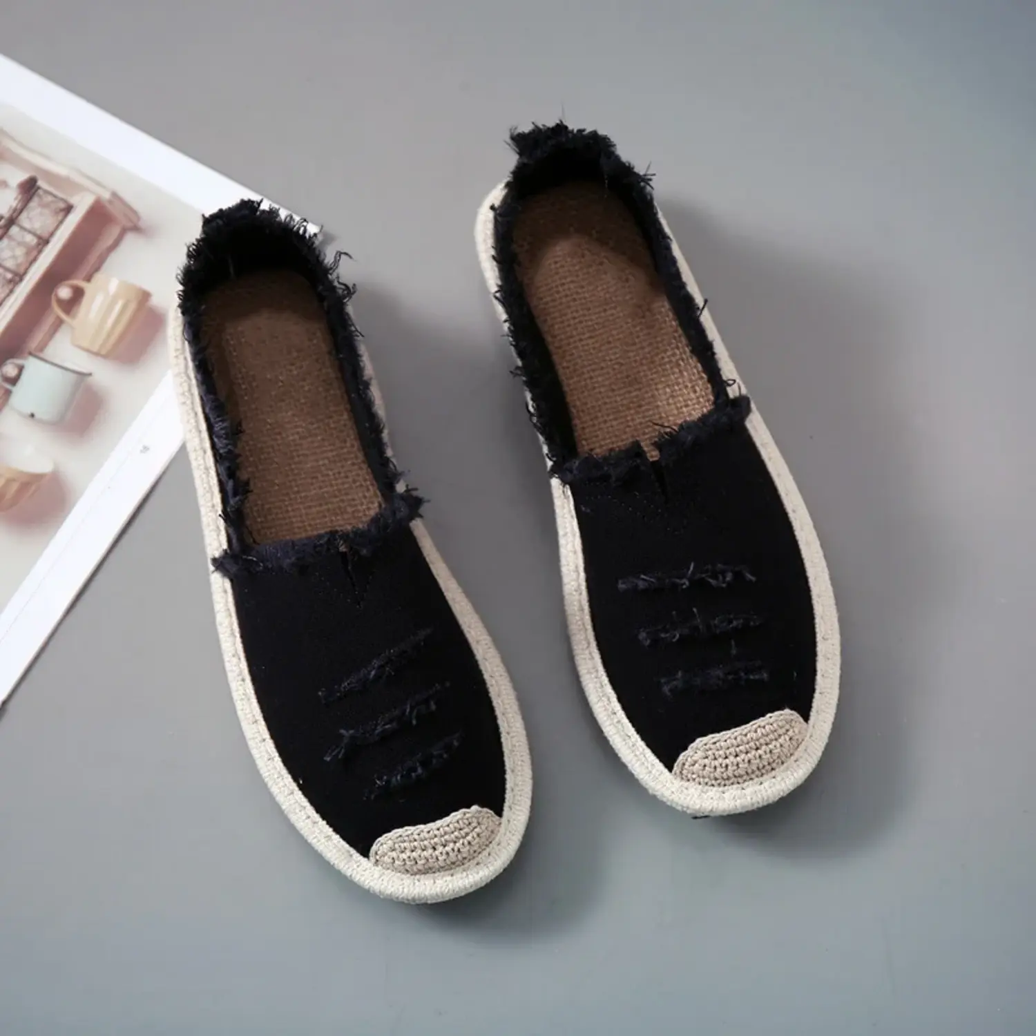 Laurynn | Élégantes espadrilles noires et blanches en toile usée très tendance – Image 4