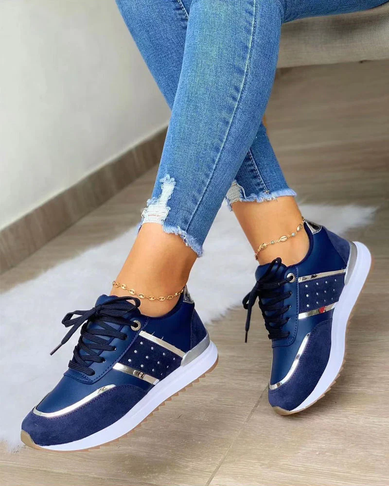 Des baskets bicolores pour un look stylé – Image 3