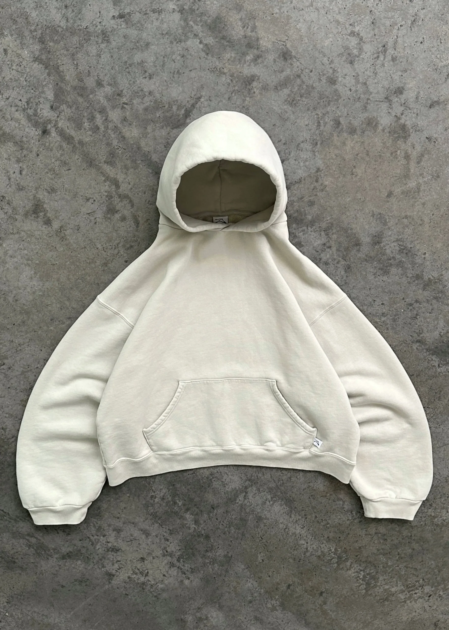 Restez confortable et élégant avec le sweat à capuche surdimensionné EMBER - Achetez-en un, obtenez-en un gratuitement ! – Image 8