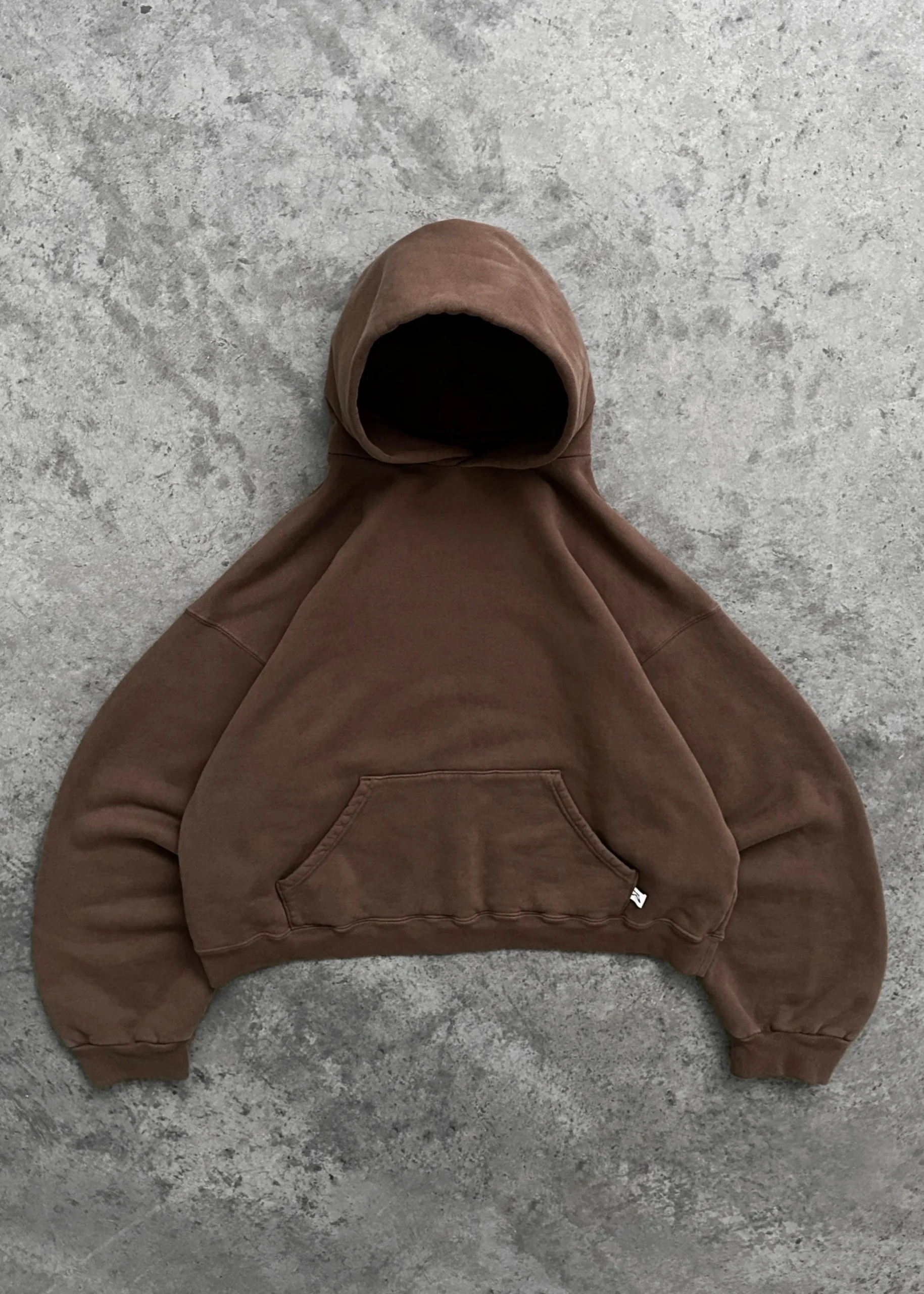 Restez confortable et élégant avec le sweat à capuche surdimensionné EMBER - Achetez-en un, obtenez-en un gratuitement ! – Image 7