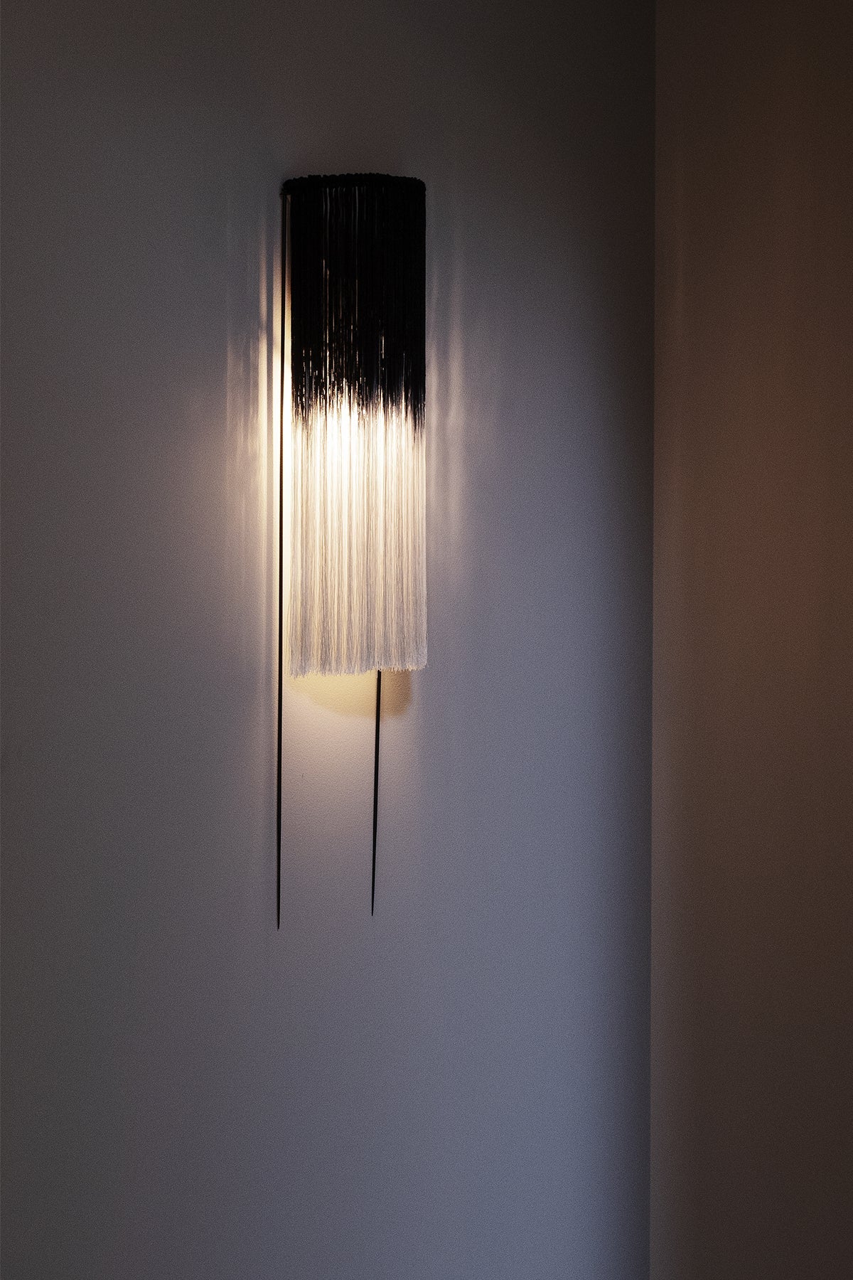 Ann Demeulemeester - Serax Applique noire et blanche "Edo" – Image 3