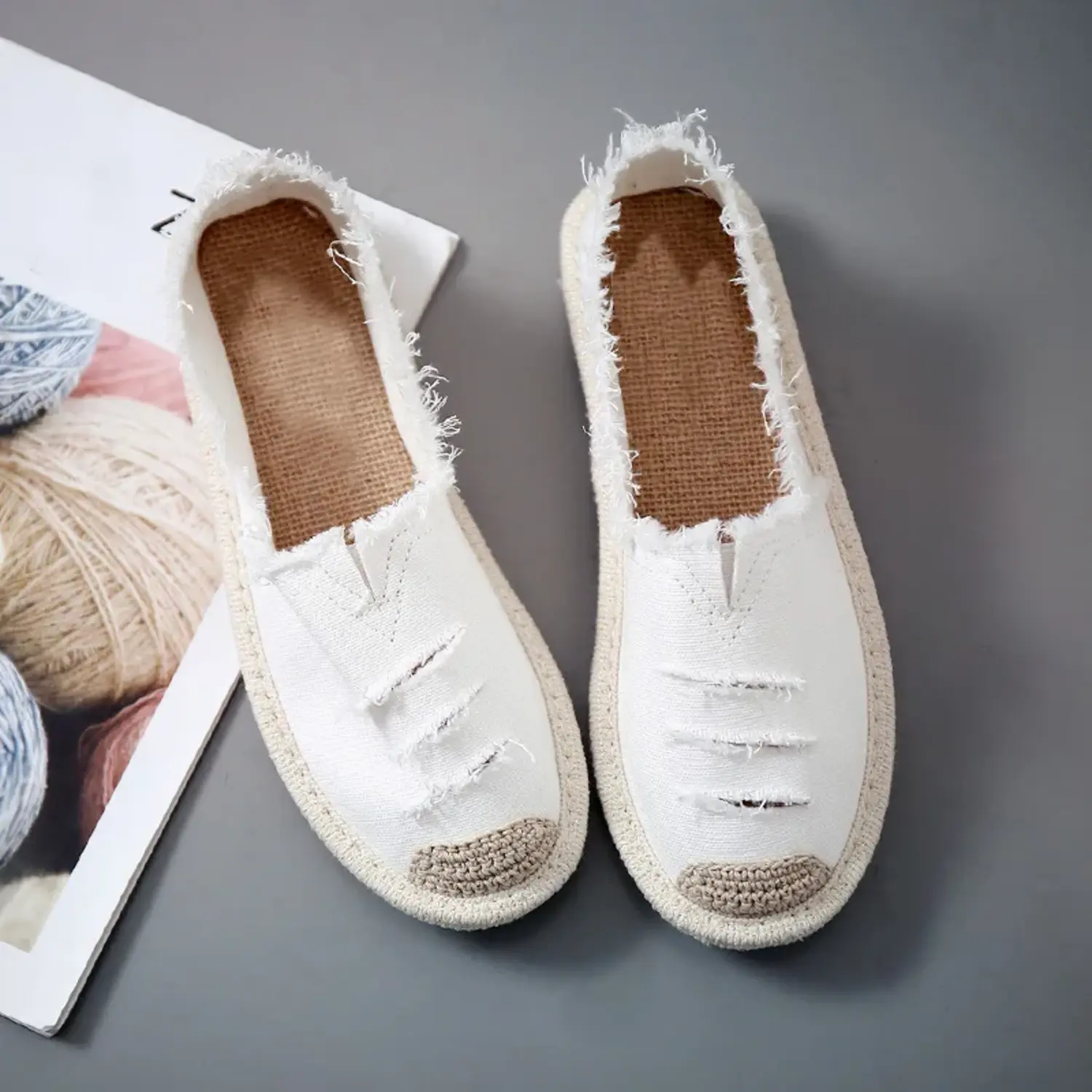 Laurynn | Élégantes espadrilles noires et blanches en toile usée très tendance – Image 2